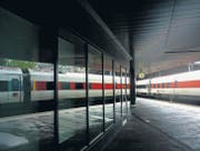 Spiegelungen, Licht und Schatten – das sind wichtige Themen auf Manuel Girons Fotografien: Szene am St. Galler Bahnhof. (Bild: Manuel Giron)
