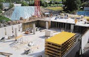 Noch vor den Sommerferien soll die Betondecke der Garage und des Untergeschosses fertiggestellt werden. (Bild: Bea Näf)