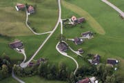 Viele, vor allem kleinere Betriebe, werden über die Verpachtung mit umliegenden Betrieben zusammengelegt. Im Bild eine typische, Toggenburger Streusiedlung. (Bild: Urs Jaudas)