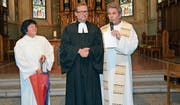 Katechetin Monika Oberholzer und Pfarrer Albin Rutz (rechts) verabschieden Pfarrer Jeremias Treu. (Bild: Beat Lanzendorfer)