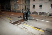 Durch den Aufprall bei der Kollision blieb das Auto auf der Seite stehen. (Bild: Kapo SG)