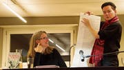Die Autorinnen Petra Ivanov (links) und Mitra Devi demonstrierten bei der Lesung in der Bibliothek in Kirchberg ihre Arbeitstechniken, was für grosse Heiterkeit sorgte. (Bild: PD)