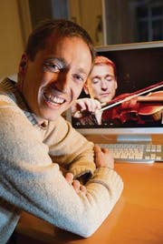 Stimmakrobat Martin Ulrich spielte bereits mit vier Jahren Geige und Klavier. (Bild: Ralph Ribi)