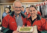 Der ehemalige Münchwiler Beck Markus Furrer hat der Münchwilerin Sandra Stark extra einen Kuchen gebacken. (Bild: Urs Nobel)
