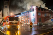 Der Dachstock der Pizzeria Barone stand in Vollbrand. (Bild: Ralph Ribi)