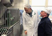 Markus Züger und sein Mitarbeiter Martin Dörig sorgten für die fachgerechte Inbetriebnahme der Maschine. (Bild: PD)