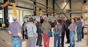 Die Mitglieder der FDP-Ortsparteien waren interessiert am Betriebsrundgang in der Mosmatic AG. (Bild: PD)
