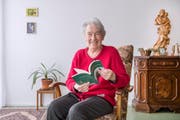 Mit 87 Jahren hält Rösli Krucker ihr Lebenswerk in Händen. (Bild: Urs Bucher)
