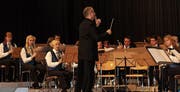 Unter Leitung von Arthur Sterchele spielten die Musikanten Hits aus den 1960er-Jahren. (Bild: Manuela Bruhin)