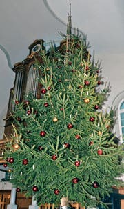 Der Weihnachtsbaum in der evangelischen Kirche in Rebstein findet bei den Gottesdienstbesuchern eine ebenso grosse Beachtung wie beim Publikum die Werkbahn, die beim «Schmugglerkönig» über die Bühne fuhr. Beides veranschaulicht den Kern der jeweiligen Geschichte. (Bild: Monika von der Linden)
