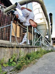 Christian Harmat und Kevin Fluri betreiben Parkour auf dem Altfeld-Areal in St. Margrethen. (Bild: Jeton Shali.)