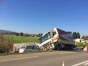 Beim Unfall kam eine Person ums Leben. Die Strasse musste für mehrere Stunden gesperrt werden. (Bild: Kapo TG)