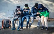 Die Blicke nach unten gerichtet, die Daumen glühen: die meisten Thurgauer Schulkinder besitzen ein Handy. (Bild: Reto Martin)