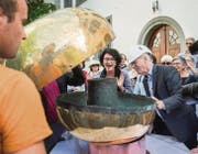 Christian Kind, Präsident der Kirchenvorsteherschaft St. Gallen Centrum, darf als erster einen Blick ins Innere der Kugel werfen. (Bilder: Urs Bucher)