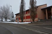 Südlich des Schulhauses, dort, wo aktuell der Schnee liegt, wird ein Schutzwall errichtet, der dafür sorgt, dass bei Hochwasser kein Wasser in das Schulhaus eindringen kann. (Bild: Beat Lanzendorfer)
