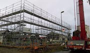 An einem Montagmorgen liess auf dem Bauplatz an der Neugasse in Bazenheid noch nicht vieles an ein Schulhaus denken ... (Bild: PD)