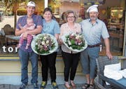 Silvan und Svenja Kobelt übernehmen die Bäckerei von Josy und Guido Spitzli (von links). (Bild: PD)