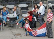 Fans zu Fuss: Anhängerinnen des albanischen Teams am Samstag vor der «Union» (oben) und Kroatien-Fans am Sonntag am gleichen Ort.