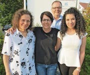 Präsident Bruno Zahn mit drei neuen Mitgliedern (von links): Regisseurin Margit Knecht, Souffleuse Regula Köppel und Soraya Benradja (zuständig für die Homepage). (Bild: pd)