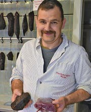 Kein Grund zur Sorge: Seit dem Pferdefleisch-Skandal hat Basil Waibel mehr Kundinnen und Kunden in seinem Laden in Heerbrugg. (Bild: Kurt Latzer)