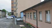 Die Moschee (rechts, ohne Turm) befindet sich beim Gewerbezentrum.