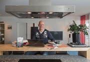 Walter Burk schrieb seine Alpsteinkrimis am liebsten an der Bar in seiner Wohnung in Wittenbach. (Bild: Hanspeter Schiess (22. Februar 2014))