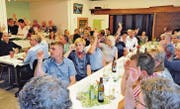 Um die 60 Bewohner des Oberrieter Berggebiets nahmen an der Nominationsversammlung teil. Bei insgesamt rund 560 Einwohnern eine beachtliche Anzahl. (Bilder: Max Tinner)