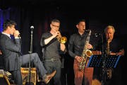 Der Neo-Toggenburger Walter Baumgartner beim Auftritt bei Kultur in Mogelsberg mit der «Upperclass Windmachine» mit Phil Powell, Raffi Lunardi und Roman Weissert (von links). (Bild: Michael Hug)