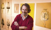 Pflanzen-Porträts: Künstler Tobias Bucher beobachtet genau, wie sich die Form des Mohns entwickelt. (Bild: Urs Bucher)