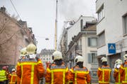 Die Feuerwehr stand am Dienstagmorgen an der Linsebühlstrasse im Grosseinsatz. (Bild: Urs Bucher)