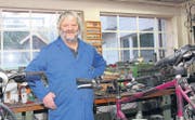 Felix Koller in seiner vertrauten Werkstatt. Hier hat er während der vergangenen Jahre unzählige Velos wieder auf Vordermann gebracht. (Bild: Philipp Stutz)