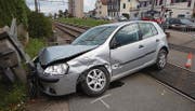 Das Auto der 76-Jährigen nach der Kollision mit einem Lieferwagen und der Bahnschranke. (Bild: Kapo TG)