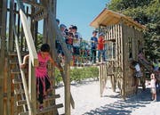 Die Kinder konnten es kaum erwarten, den Spielturm zu benutzen. (Bild: Fejsal Sulejmani)