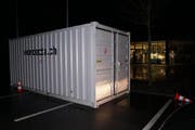 Aus dem Container wurden wohl Feuerwerkskörper gestohlen. (Bild: Kapo SG)