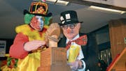 Flawils Bäckermeister Toni Keller erhält aus den Händen von Narrenrat-Präsident Roger Baumann die Chratzbörschte 2018. (Bilder: Zita Meienhofer)