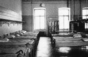 Im Inneren der Kaserne: Links ein Schlafsaal, rechts ein Blick in die Küche. Die Anlage war 1980 auch nach den Standards der damaligen Zeit veraltet. (Bilder: Sammlung Reto Voneschen)