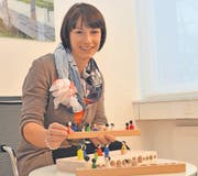 Spielfiguren setzt Yvonne Menzi gerne in der Beratung ein, um Beziehungen in einer Familie darzustellen. «Das fällt Ratsuchenden manchmal leichter, als sich mit Worten auszudrücken.» (Bild: Monika von der Linden)