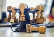 Stempel des Zollamtes St. Gallen: Sie werden wohl bald nicht mehr auf Abfertigungspapiere gedrückt. (Bild: Benjamin Manser)