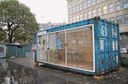 Der zur Schaubühne umfunktionierte Container des Theaters St. Gallen auf dem Marktplatz. (Bild: Sheila Eggmann)