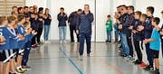 Sichtlich gerührt ging Benjamin Meile durch das Spalier, das für ihn gebildet wurde. (Bild: Urs Nobel)