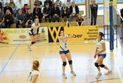 Volley Toggenburg – in der Bildmitte Leslie Betz – liess im letzten Heimspiel der Saison nichts mehr anbrennen und gewann trotz eines aufreibenden dritten Satzes am Samstag gegen Münchenbuchsee. (Bild: Reinhard Kolb)