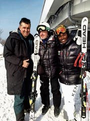 Beni Giger mit der kenianischen Skirennfahrerin Sabrina Simader und ihrem Trainer. (Bild: PD)