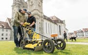 Fast wie Rasenmähen: Die Archäologen Klaus Löcker (links) und Hannes Schiel mit Messgerät auf der Klosterwiese. (Bild: Hanspeter Schiess)