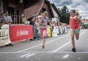 Ob barfuss oder mit Laufschuhen: Zwei Teilnehmerinnen des «Schnellsten Arnegger und Andwilers» geben vollen Einsatz. (Bild: Ralph Ribi)