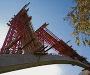 Der Stahlbetonbogen der Taminabrücke überspannt die gleichnamige Schlucht ohne Abstützungen in 200 Metern Höhe zwischen steilen Felswänden. (Bilder: pd)