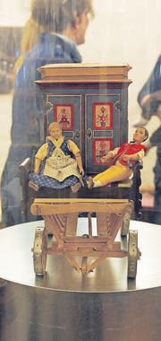 Hochzeitsgeschenke und traditionelle Modelle sind in der Ausstellung zu sehen.