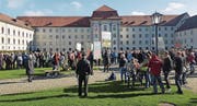 Die IG Klanghaus Toggenburg organisierte am Samstag den ersten Volkskultur-Flashmob in der Innenstadt von St. Gallen. Dabei wirkten über 200 Personen mit. (Bild: PD (St. Gallen, 22. Oktober 2016))