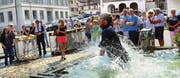 Immer ein grosses Spektakel ist die Gautschete. Viel Publikum hat sich auch gestern um den Bernecker Dorfbrunnen versammelt. Arbeitskollegen, Angehörige und Bewohner Bernecks verfolgen das Schauspiel und gratulieren den jungen Berufsleuten zu ihrem Erfolg. (Bilder: Bea Sutter)