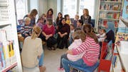 Familien mit Kindern im Vorschulalter der Spielgruppe Schnäggehüsli besuchten die Bibliothek. (Bild: PD)