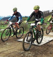 Auf der Start- und Zielgeraden (von links): Robin Spiess, Marlen Zindel und – ganz knapp sichtbar – Nico Zünd. (Bild: pd)